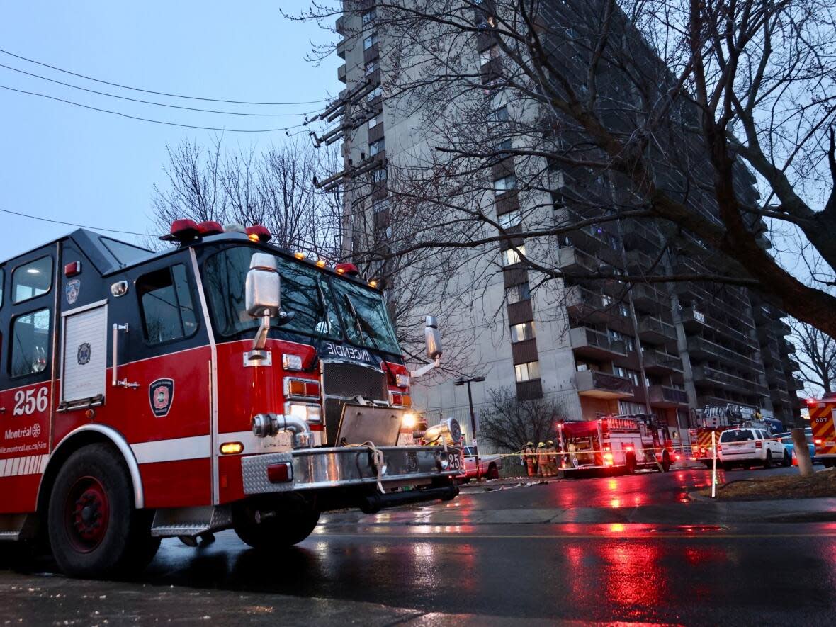 An apartment building in Pierrefonds-Roxboro on Gouin Boulevard was evacuated Friday morning. A 93-year-old woman who lived on the 14th floor later died. (Mathieu Wagner/Radio-Canada - image credit)