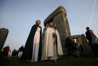 <p>People in druid costume watch the sun rise on the Stonehenge monument on the summer solstice near Amesbury, Britain, June 21, 2017. (Photo: Neil Hall/Reuters) </p>