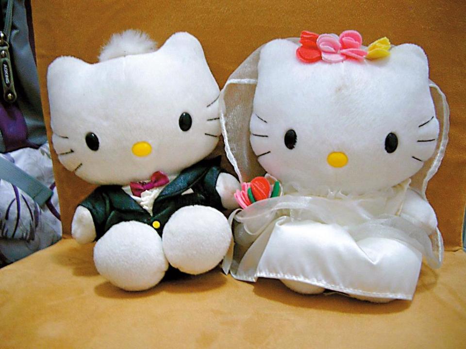 1999年麥當勞推出的Hello Kitty系列玩偶，讓許多男士甘願漏夜排隊，只為買得Kitty搏得心儀的女生歡心。（翻攝網路）