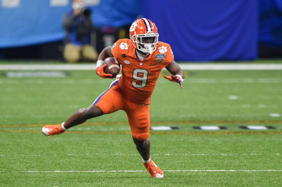 Clemson RB Travis Etienne can rip off big runs in a jiffy. (Photo by Ken Murray/Icon Sportswire via Getty Images)