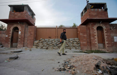 FILE PHOTO: A police officer walks past Central Jail in Peshawar June 21, 2012. REUTERS/Fayaz Aziz/File Photo