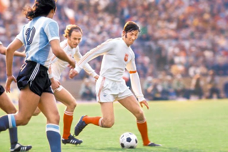 Deyna y Ramón Heredia, durante una acción del partido entre la Argentina y Polonia en 1974