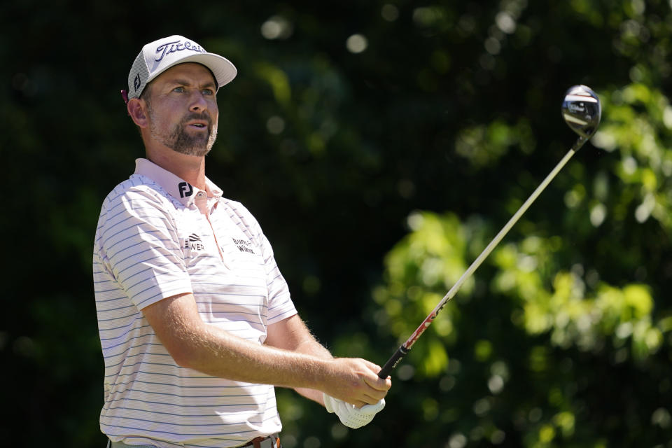 Webb Simpson hits off the sixth tee during the first round of the Charles Schwab Challenge golf tournament at the Colonial Country Club, Thursday, May 26, 2022, in Fort Worth, Texas. (AP Photo/Tony Gutierrez)