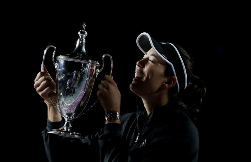 Española Garbiñe Muguruza recibe el trofeo de campeona del torneo WTA Finals