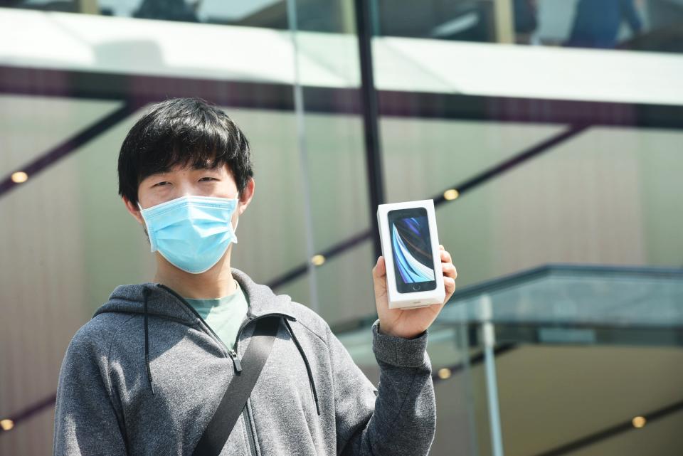 HANGZHOU, CHINA - APRIL 24, 2020 - A customer shows a newly purchased phone Se in Hangzhou, Zhejiang Province, China, April 24, 2020. On the same day, Apple's new iPhone SE phone officially launched in the world.- PHOTOGRAPH BY Costfoto / Barcroft Studios / Future Publishing (Photo credit should read Costfoto/Barcroft Media via Getty Images)