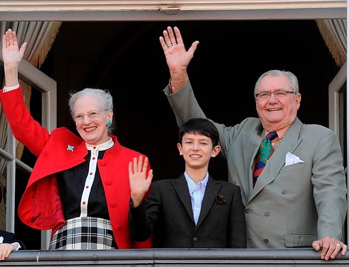 La reina Margarita con su marido y su nieto mayor