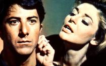 <p>An der Seite von Anne Bancroft (Bild) wurde Dustin Hoffman in "Die Reifeprüfung" zum Weltstar, aber danach folgten für den US-Schauspieler noch viele weitere Karriere-Höhepunkte. Anlässlich seines 85. Geburtstags (8. August) erinnert die Galerie an die größten Rollen von Dustin Hoffman. (Bild: Kinowelt TV)</p> 