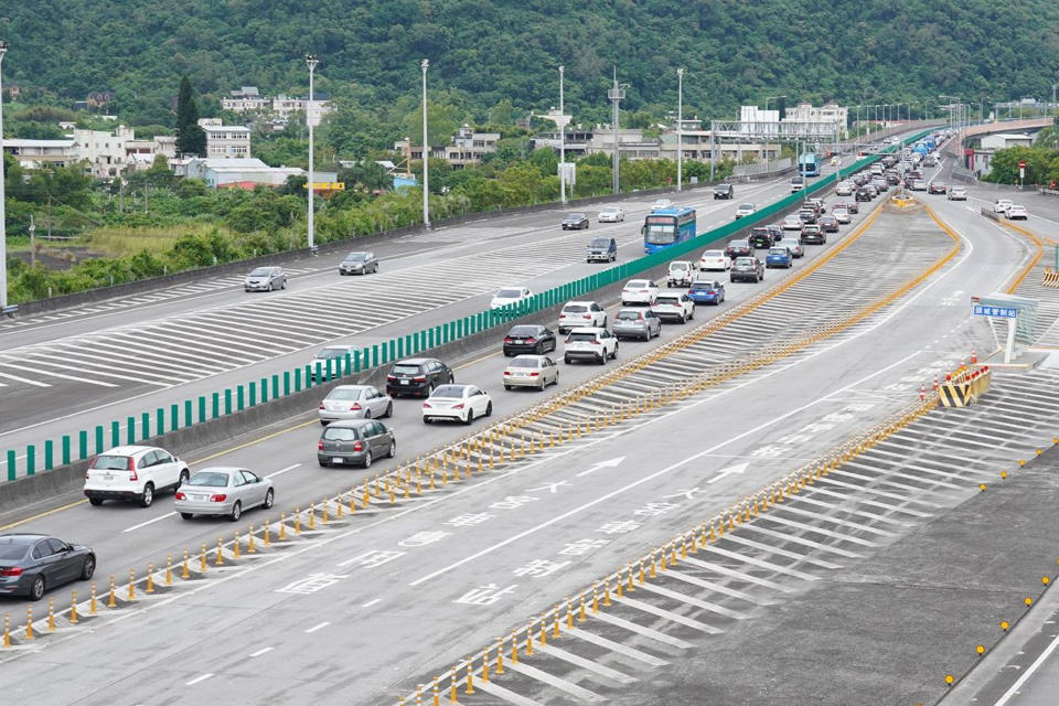 中秋連假第3天，高公局預估今天交通量為122百萬車公里，下午下午預期將出現北返車潮。（中央社檔案照片）