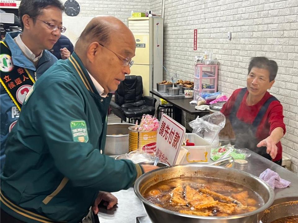 蘇貞昌今天上午陪同張宏陸到板橋湳興市場掃街拜票。（王揚傑攝）