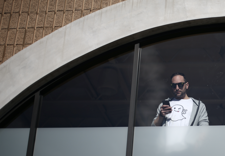 Un empleado de Snap Inc. mira por la ventana de una oficina en Venice Beach, California, Estados Unidos, el 2 de marzo de 2017 (Foto: REUTERS / Lucy Nicholson).