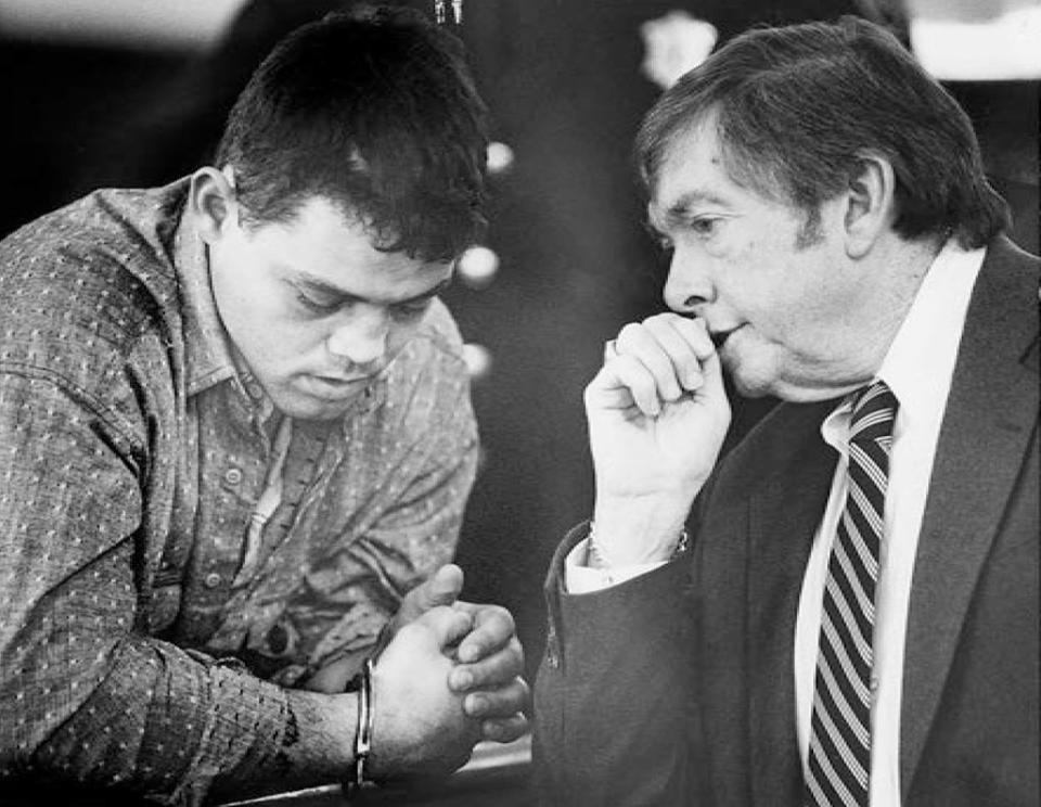 Anthony DeGrazia, acusado de atacar a prostitutas, con su primer abogado, Edward Harrington, en el Tribunal Superior de New Bedford el 11 de mayo de 1989 (foto del Standard-Times por Hank Seaman) (Brandeis University Press)