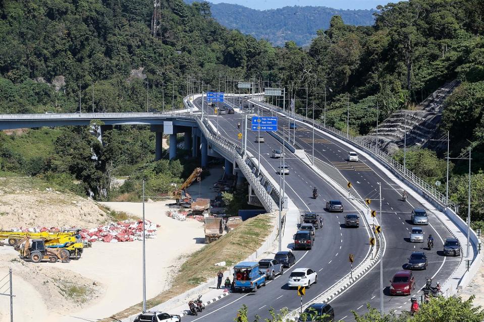 Motorists are seen using the Bukit Kukus Elevated Highway at Jalan Paya Terubong January 13, 2022.