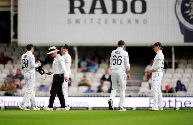 England’s Joe Root (second right) speaks with Ollie Pope (right) ahead of play being stopped for bad light against Sri Lanka at the Oval