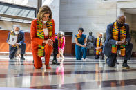 Nancy Pelosi (vorne, links), Sprecherin des US-Repräsentantenhauses, und James Clyburn (vorne, rechts), Abgeordneter im US-Repräsentantenhaus, knien zusammen mit führenden US-Demokraten in Gedenken an den brutalen Tod von George Floyd in der "Emancipation" Halle des US-Kapitols. Foto: Manuel Balce Ceneta / AP / dpa