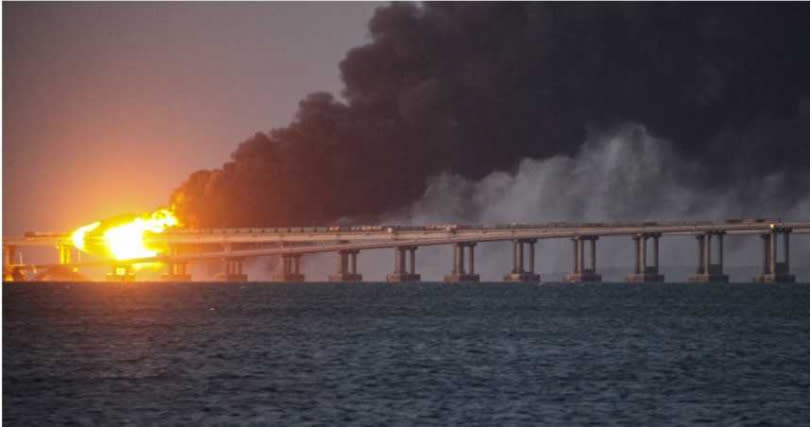 克里米亞大橋（Crimean Bridge）爆炸起火。（圖／達志／美聯社）