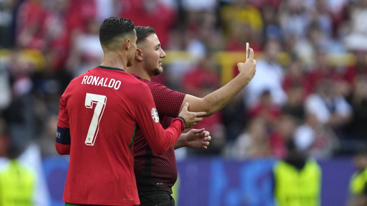 More selfies than Ronaldo goals as Portugal advance - Yahoo Sport