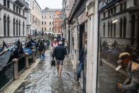 L'Amministrazione comunale di Venezia presenterà richiesta di stato di crisi alla Regione Veneto. Il sindaco Brugnaro: "Tutti i cittadini e le imprese raccolgano materiale utile a dimostrare i danni subiti con fotografie, video, documenti o altro nei prossimi giorni comunicheremo le modalità precise per la richiesta di contributo". Disposta intanto la chiusura delle scuole di Venezia e isole di ogni ordine e grado. (Photo by Giacomo Cosua/NurPhoto via Getty Images)