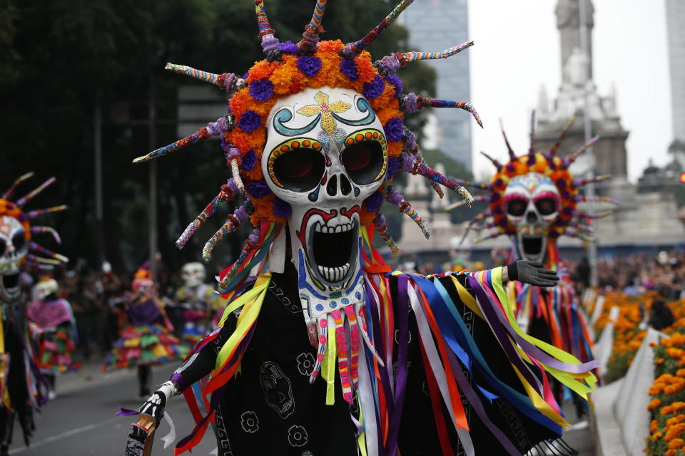 Intérpretes participan en el desfile del Día de Muertos en la Ciudad de México, el sábado 29 de octubre de 2022. (AP Foto/Ginnette Riquelme)