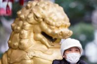 Una mujer usa una máscara en el Jardín Yuyuan, durante el feriado extendido del Año Nuevo Lunar chino, mientras el país se ve afectado por un brote del coronavirus, en Shanghai.