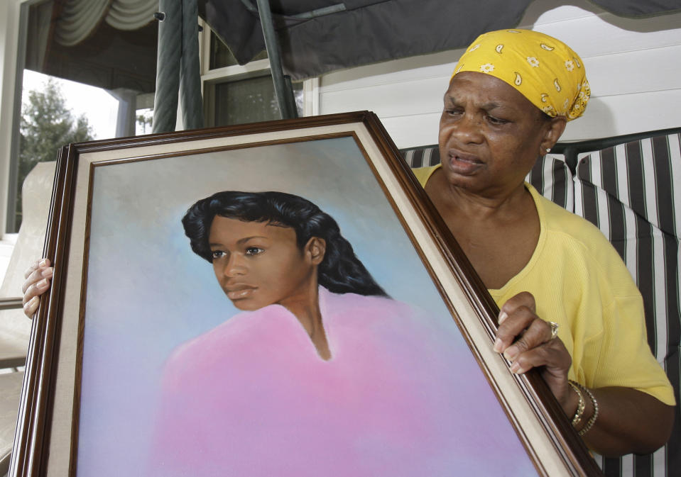 Bessye Middleton muestra una pintura de su hija Tryna. (AP Photo/Tony Dejak)