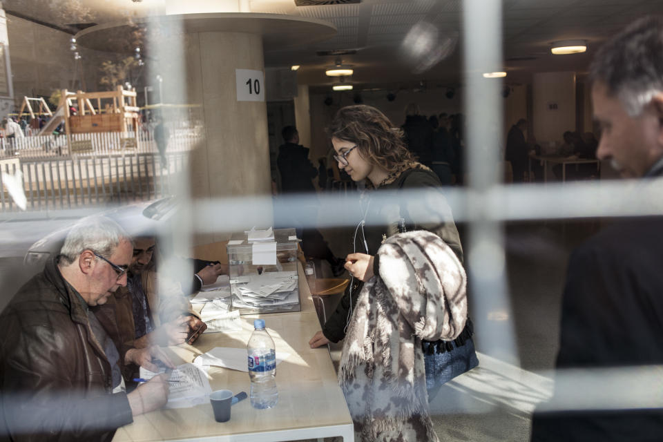 <p>Qualified voters cast a ballot for the Catalan regional election at an elementary school in Barcelona, Spain, Dec. 21, 2017.<br>(Photograph by Jose Colon / MeMo for Yahoo News) </p>