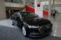 <p>Vorrausschauende Kurvenbeleuchtung, autonomes Fahren und Steuerung per App – wenn es um Innovationen geht, toppt keiner den Audi A8. Zumindest sehen das die Ausrichter des Awards so und krönen den A8 zum innovativsten Modell. (Foto: ddp) </p>