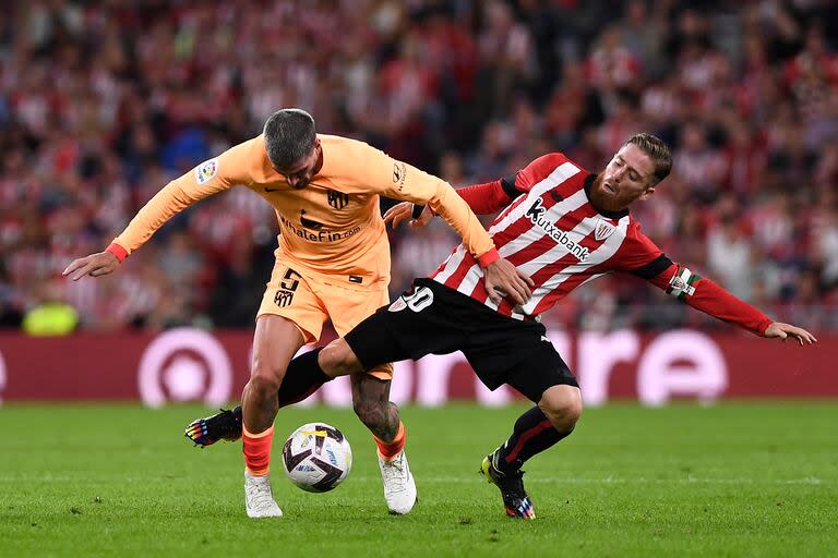 Iker Muniain en un partido ante el Atlético de Madrid; en la acción, ante Rodrigo De Paul 