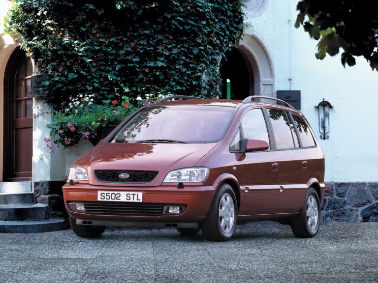 Subaru-Traviq-2001-Minivan-1-768x576.jpg