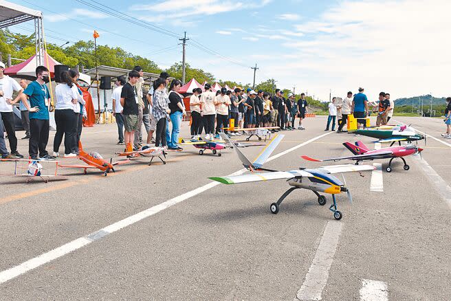 2023台灣無人飛機創意設計競賽6日在苗栗市經國飛行場登場，共有18個隊伍參賽。（謝明俊攝）
