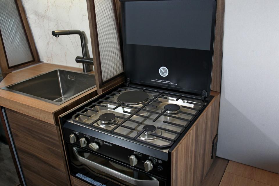 配備瓦斯爐與15L烤箱，基本料理不成問題。