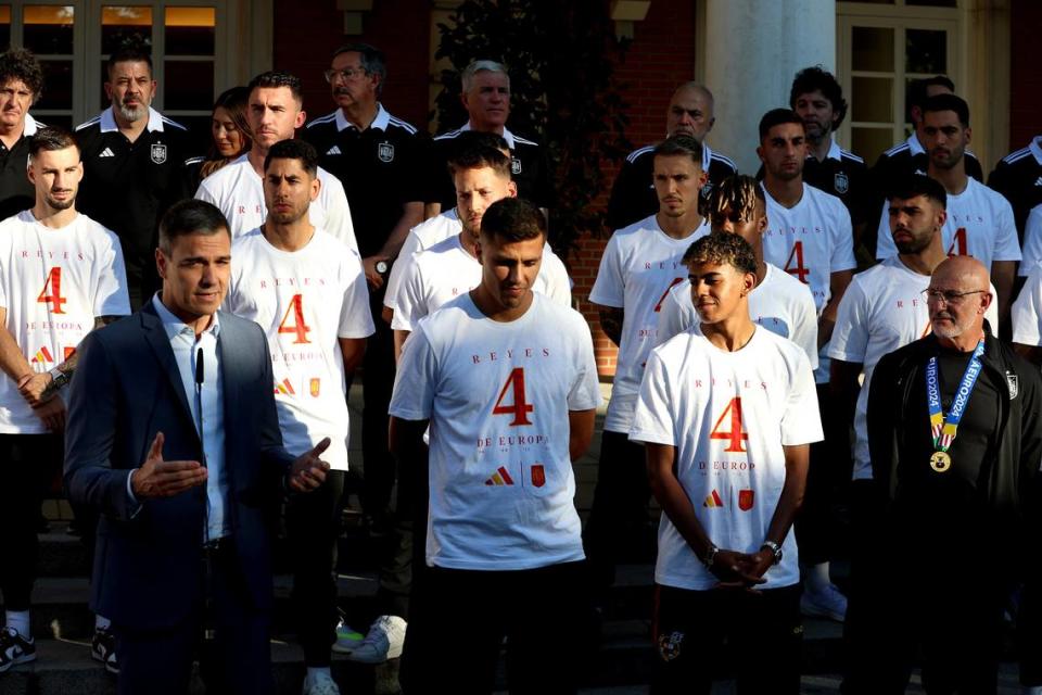 El presidente del Gobierno español Pedro Sánchez recibió el lunes a la selección nacional de fútbol que ganó la Eurocopa tras vencer a Inglaterra en la final.