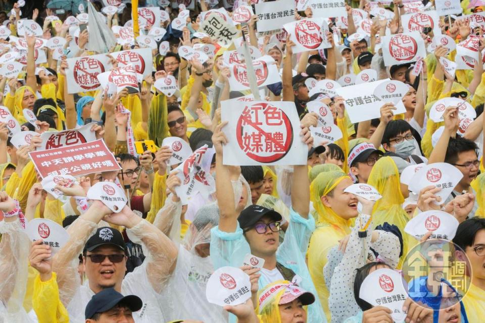 近日傳出23家台灣網媒照抄中國官媒同步批政府。圖為6月23日的反紅媒大遊行。