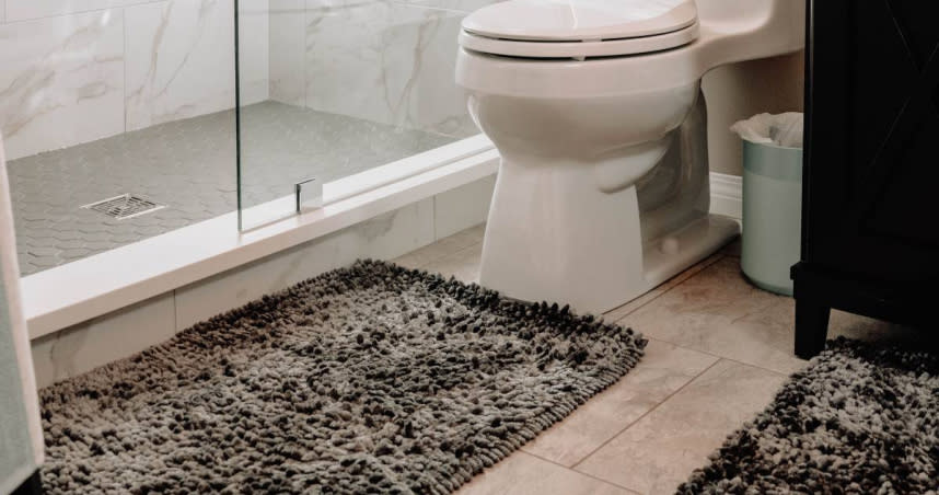 浴室地墊很容易被人們忽略清洗，但事實上它很可能是產生「黴菌」與「細菌」的溫床。（示意圖／Unsplash）