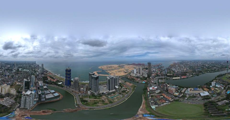 Vista panor&#xe1;mica de Colombo, con arena recuperada para la ciudad portuaria a la distancia.