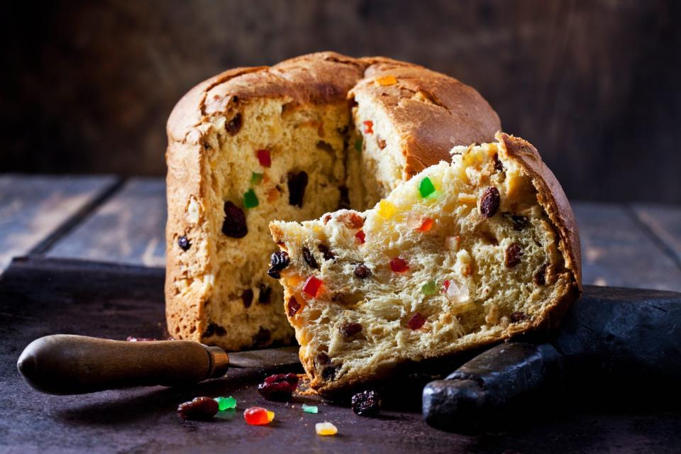 Panettone, Kuchen, Italienische Spezialität, Mailänder Kuchenspezialität, Rosinen, Orangeat, Zitronat, kandierte Früchte, Weizensauerteig, altes Messer, dunkler Untergrund