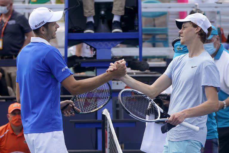 El saludo entre dos amigos y rivales: Hubert Hurkacz y Jannik Sinner, luego de la final del Miami Open