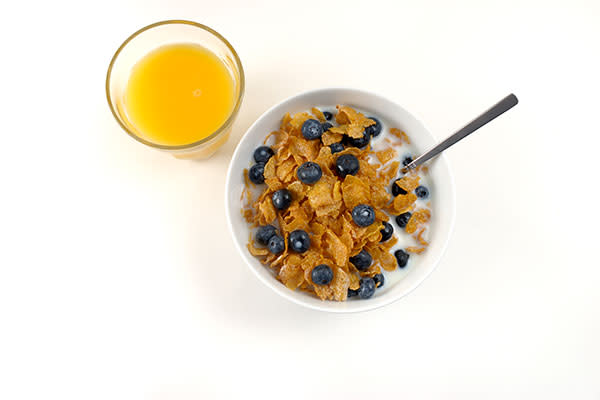 Cereal con leche y jugo de naranja