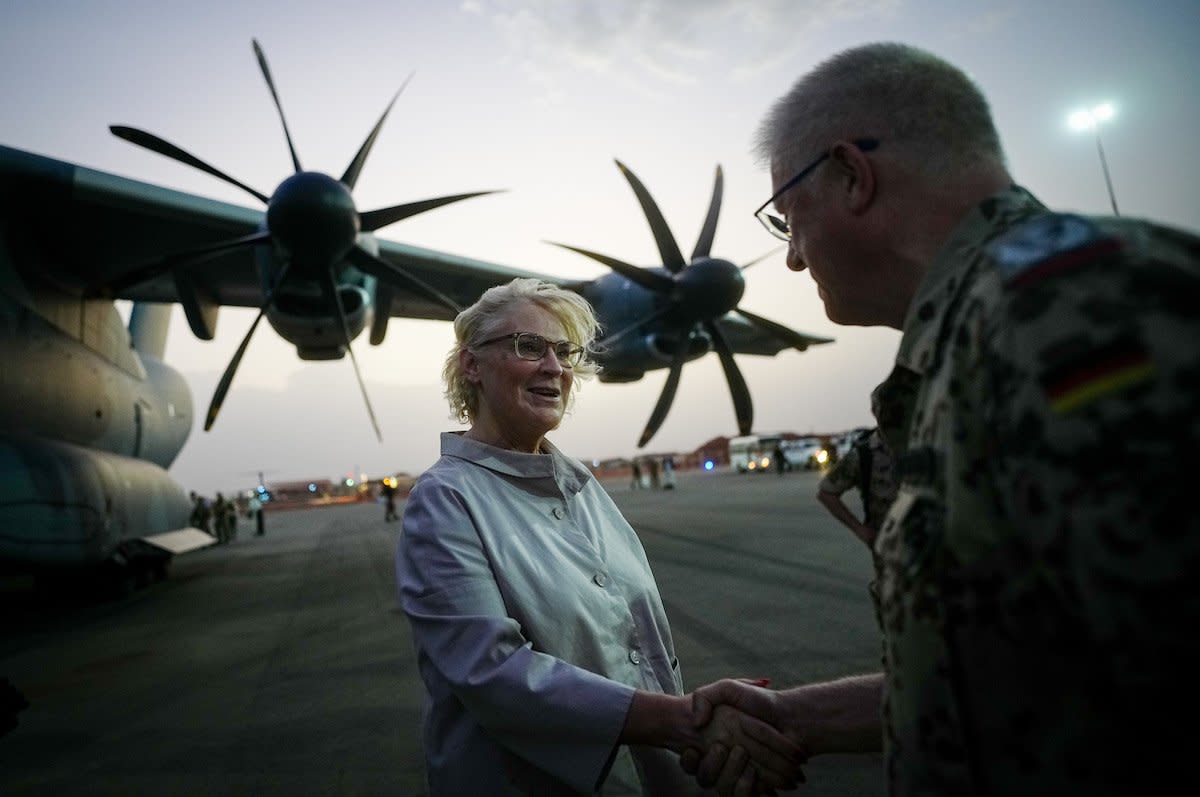 Verteidigungsministerin Christine Lambrecht (SPD) landet bei ihrem Besuch von Bundeswehr-Soldaten in Westafrika Anfang April am Flughafen Niamey in Niger. - Copyright: Kay Nietfeld/picture alliance via Getty Images