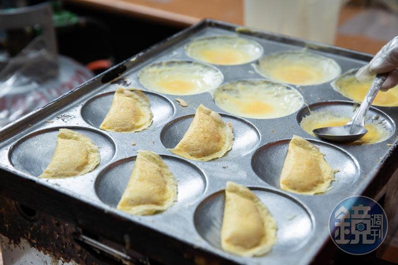 南門魚丸店的每一顆蛋餃都是純手工製作，皮薄餡多，被列為最高機密的內餡滋味鮮美。