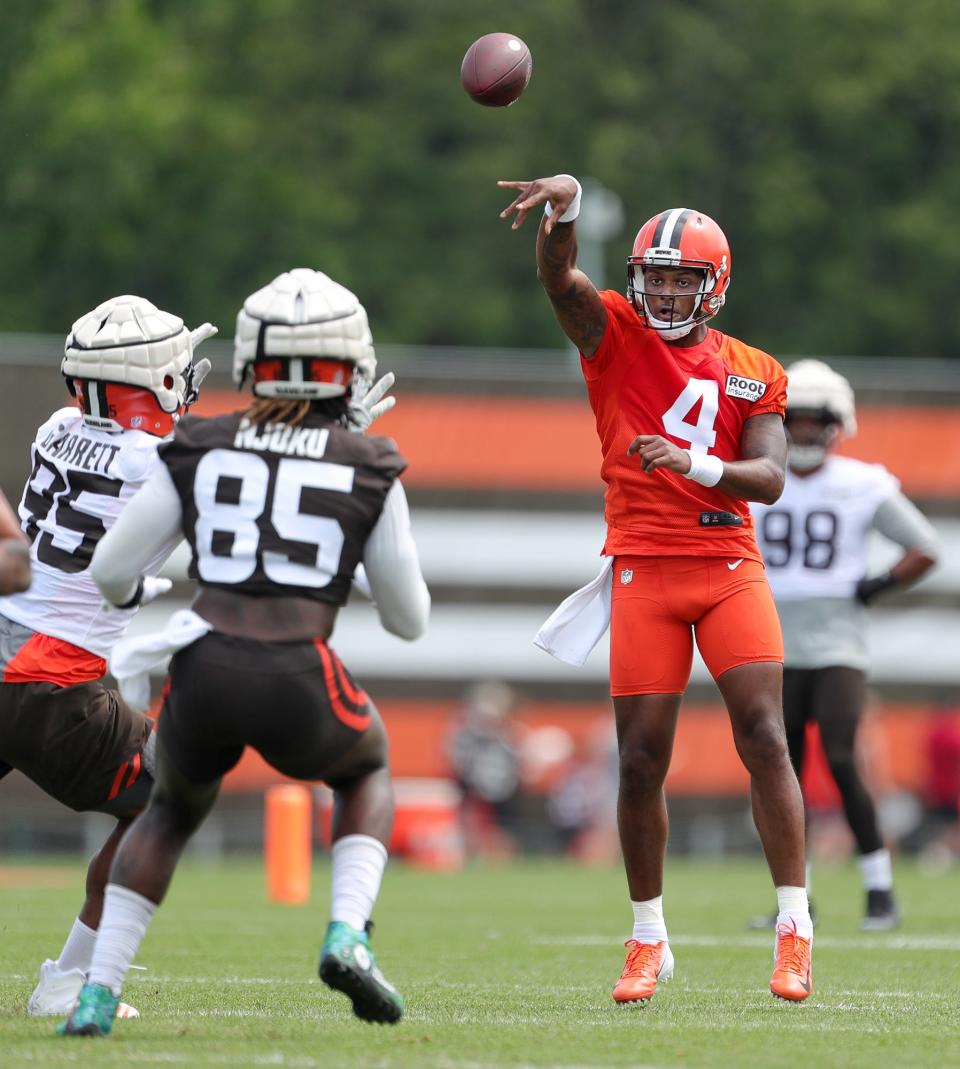 Cleveland Browns quarterback Deshaun Watson, right, throws a pass to tight end David Njoku during the NFL football team's football training camp in Berea on Monday.