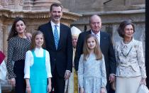 König Juan Carlos I. (zweiter von rechts), seit 1962 verheiratet mit Sophia (rechts) und regierend seit 1975, dankte ab und übergab 2014 den Thron an seinen einzigen Sohn Felipe VI. und dessen Frau Letizia (links). (Bild: 2018 Getty Images / Carlos Alvarez)
