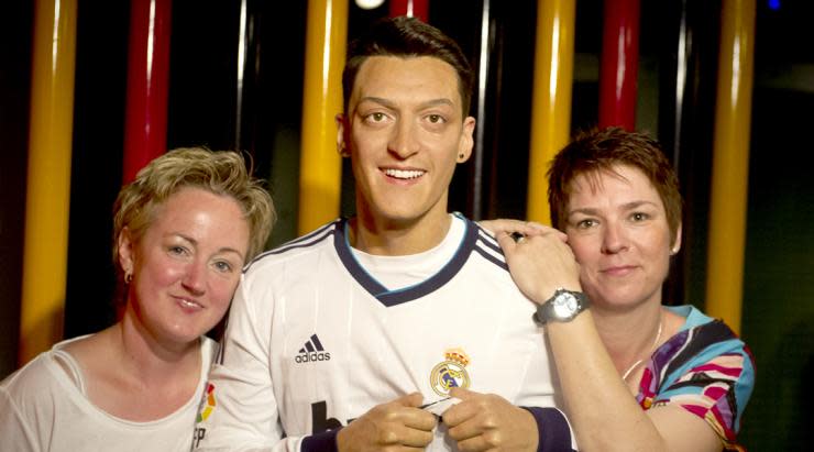 <p>The only thing stopping Ozil kissing the Madrid badge was his waxiness. Probably why he left… </p>