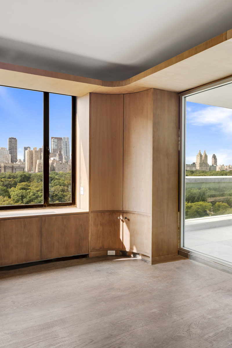 Un ascensor privado conduce directamente al apartamento, que cuenta con cuatro dormitorios y nueve estancias en total. (Foto: <a href="http://streeteasy.com/building/812-5-avenue-new_york/15" rel="nofollow noopener" target="_blank" data-ylk="slk:StreetEasy;elm:context_link;itc:0;sec:content-canvas" class="link ">StreetEasy</a>).