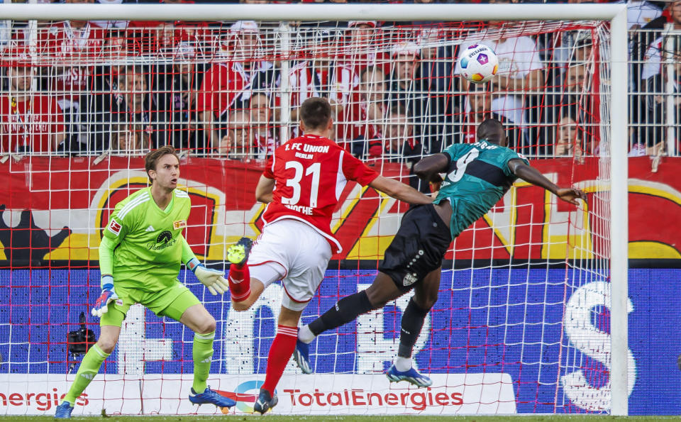 Serhou Guirassy del Stuttgart anota el primer gol de su equipo en el encuentro ante el Unión de Berlín en la Bundesliga el sábado 21 de octubre del 2023. (Andreas Gora/dpa via AP)