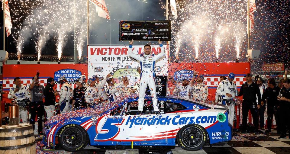 Kyle Larson celebra en North Wilkesboro