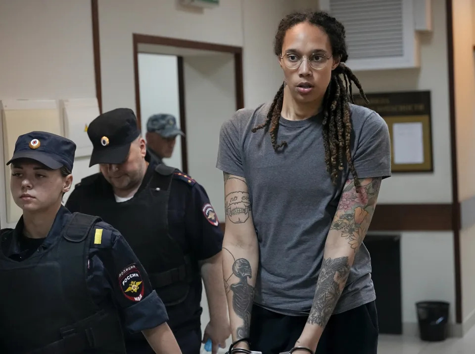 ARCHIVO - La basquetbolista estadounidense Brittney Griner es escoltada a su salida de una corte en las afueras de Mosc&#xfa;, el 4 de agosto de 2022 (AP Foto/Alexander Zemlianichenko, archivo)