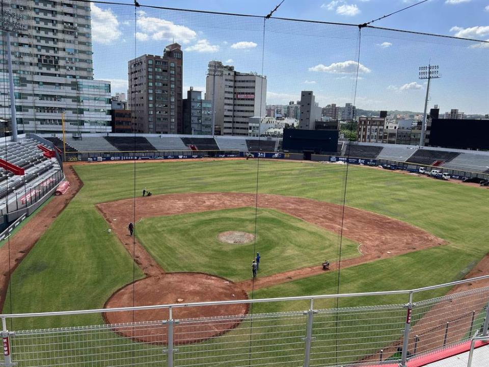 新竹棒球場滿目瘡痍還害球員受傷，高虹安市府力圖重新翻修，讓球場重新可舉辦正規大型賽事。（中時資料照／王惠慧攝）