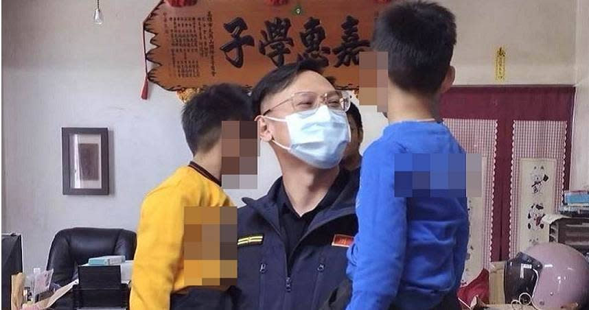 高市一名許姓單親媽元旦病逝家中，留下2名幼子，令人鼻酸，員警到場時報起2人安慰。（圖／翻攝照片）