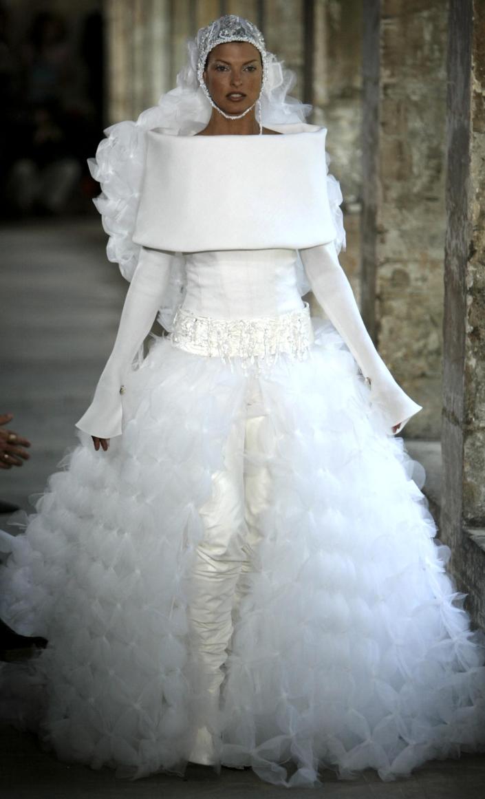 Linda Evangelista In The Wedding Dress At The Chanel Couture Fashion Show By Karl Lagerfeld 