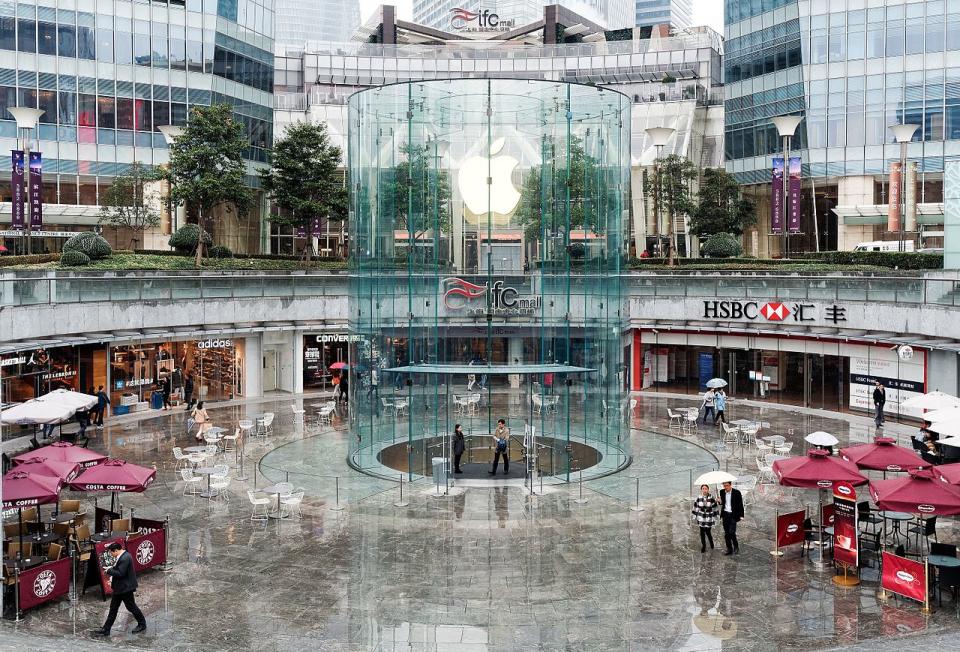 <p>La de Shanghái es otra de las tiendas de Apple más famosas por su diseño. Fue inaugurada en 2010 y tiene un estilo parecido a la de la Quinta Avenida, aunque está coronada por una pieza de vidrio cilíndrica en lugar de un cubo. Para acceder al establecimiento, hay que bajar por una escalera de caracol. (Foto: Wikimedia Commons). </p>